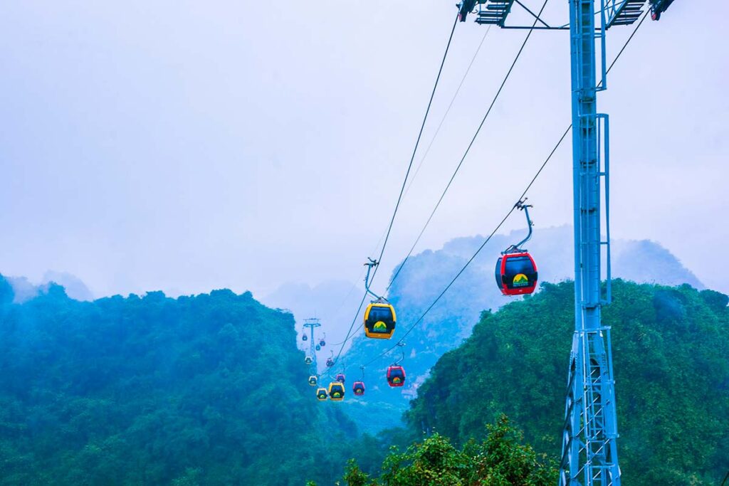 Seilbahn zur Spitze der Parfümpagode